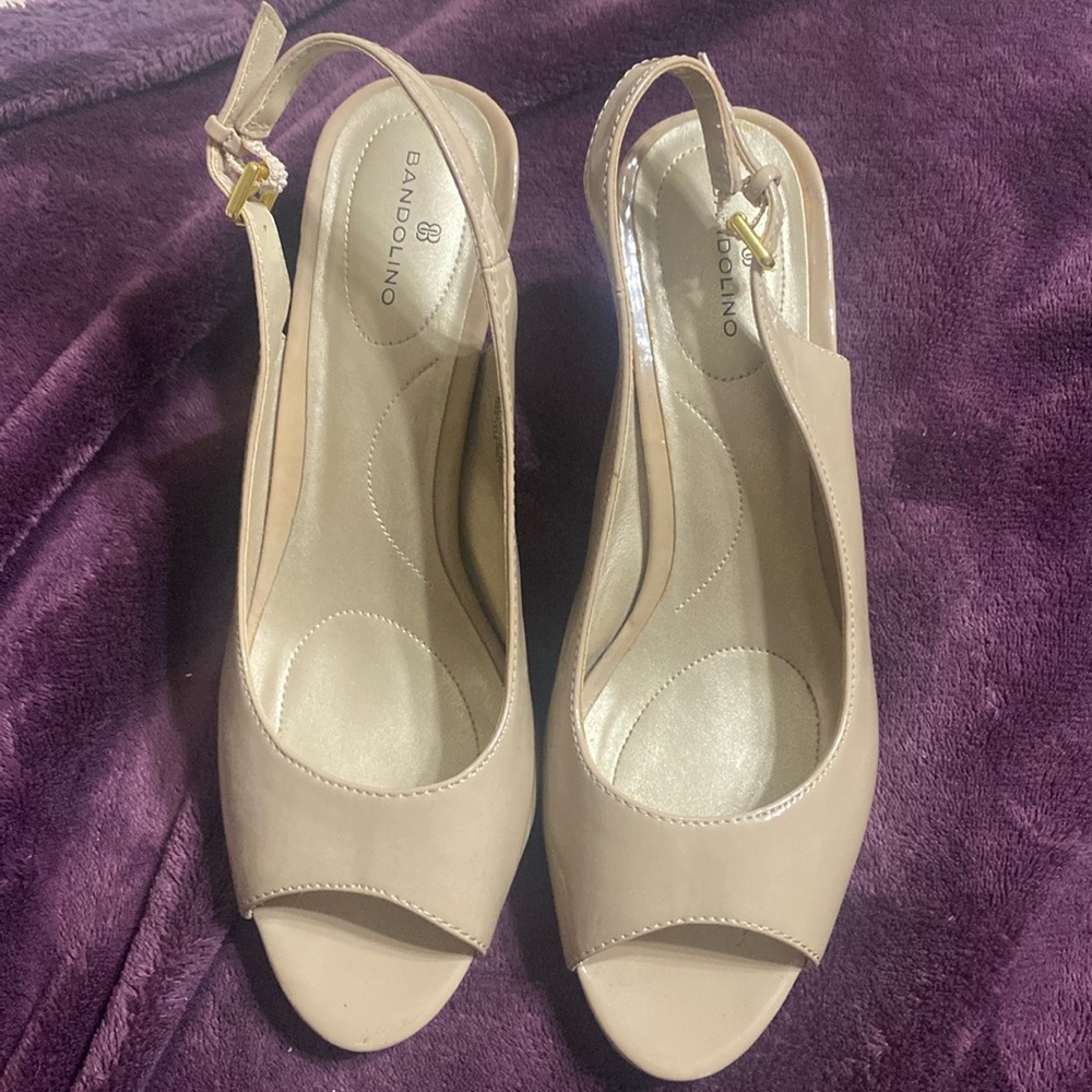 Nude sling back Bandolino pumps